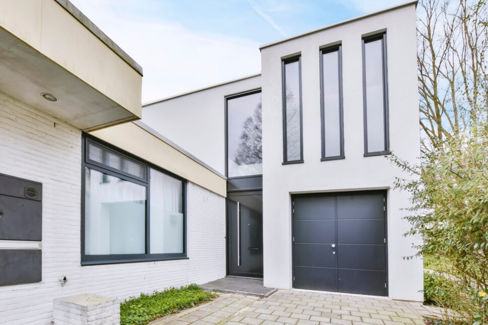 schüco aws 70 sc window in a contemporary white rendered house