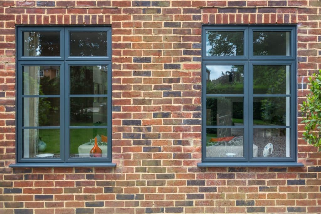 钢外观的门窗和crittall风格的窗户在现代灰色的新房子