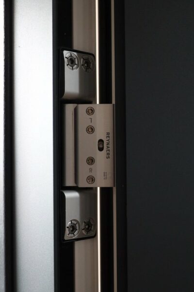 reynaers hinge on glasswin aluminium front doors review